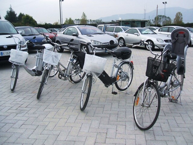 BICICLETTA ELETTRICA PEDALATA ASSISTITA TELAIO IN FERRO RUOTE A RAGGI 24 FRENI ANTERIORI E POSTERIORI V-BRAKE ILLUMINAZIONE A DYNAMO INDIPENDENTE DALLIMPIANTO ELETTRICO E DELLA CENTRALINA FORCA FISSA CAVALLETTO CENTRALE SULLA RUOTA POSTERIORE VELOCITA MASSIMA 25 KM/H MOTORE ELETTRICO BRUSHLESS INTEGRATO NELLA RUOTA POSTERIORE 250 W